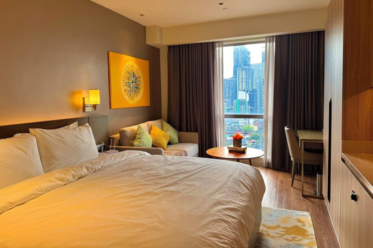 Phòng Suite tiện nghi đơn giản | Két bảo mật tại phòng, bàn, khu vực làm việc phù hợp cho laptop