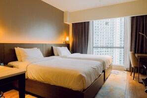 Suíte júnior, 2 camas de casal, vista para a cidade | Cofres nos quartos, escrivaninha, espaço de trabalho para notebook