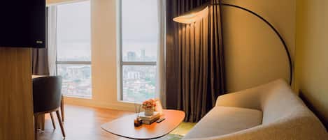 Deluxe-Suite, 1 King-Bett, Kanalblick | Wohnbereich