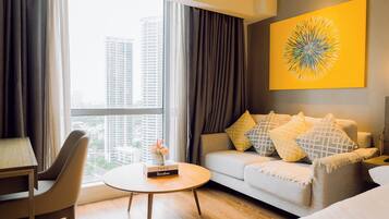 Comfort Suite, 1 King Bed, City View | Living area