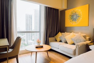 Comfort Suite, 1 King Bed, City View | Living area
