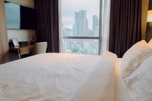 Suite, 1 cama King size, vista al canal | Caja de seguridad en la habitación y escritorio 