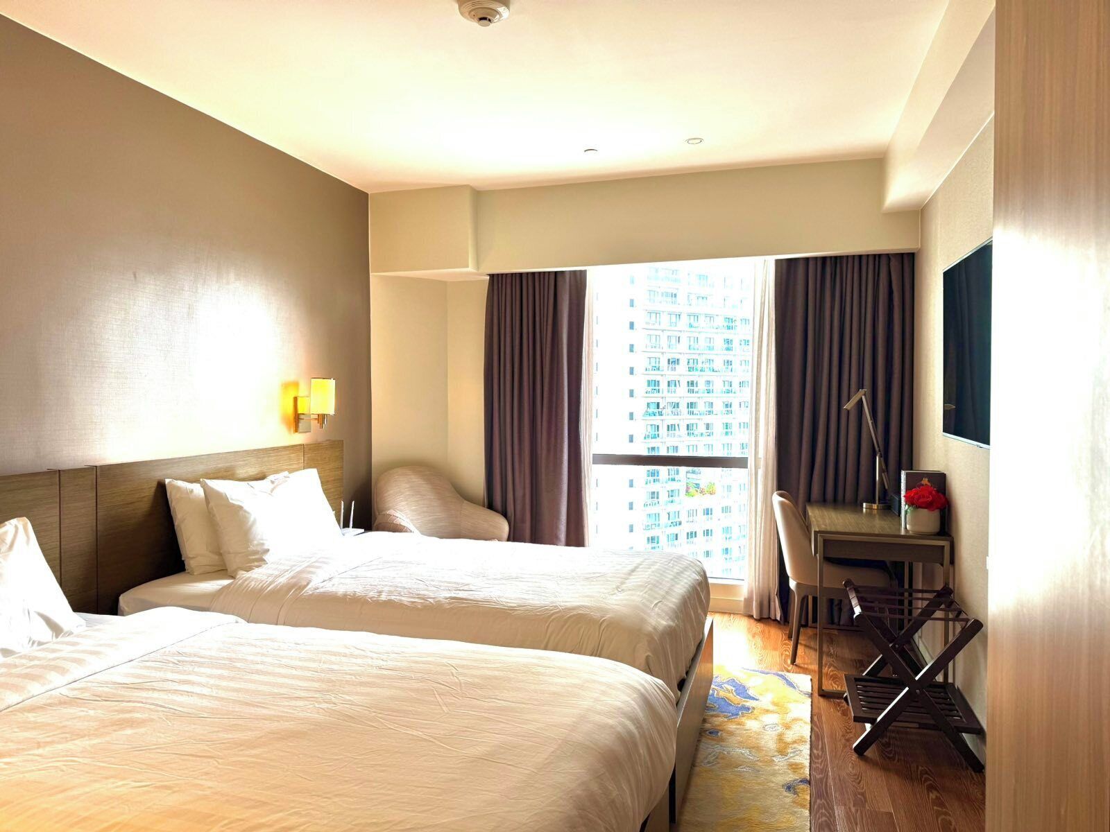 Familjesvit - 2 dubbelsängar - utsikt mot staden | Värdeförvaringsskåp på rummet, skrivbord och arbetsyta för laptop