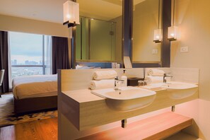 Suite, 1 letto king, vista canale | Bagno | Doccia, pantofole, asciugamani, sapone