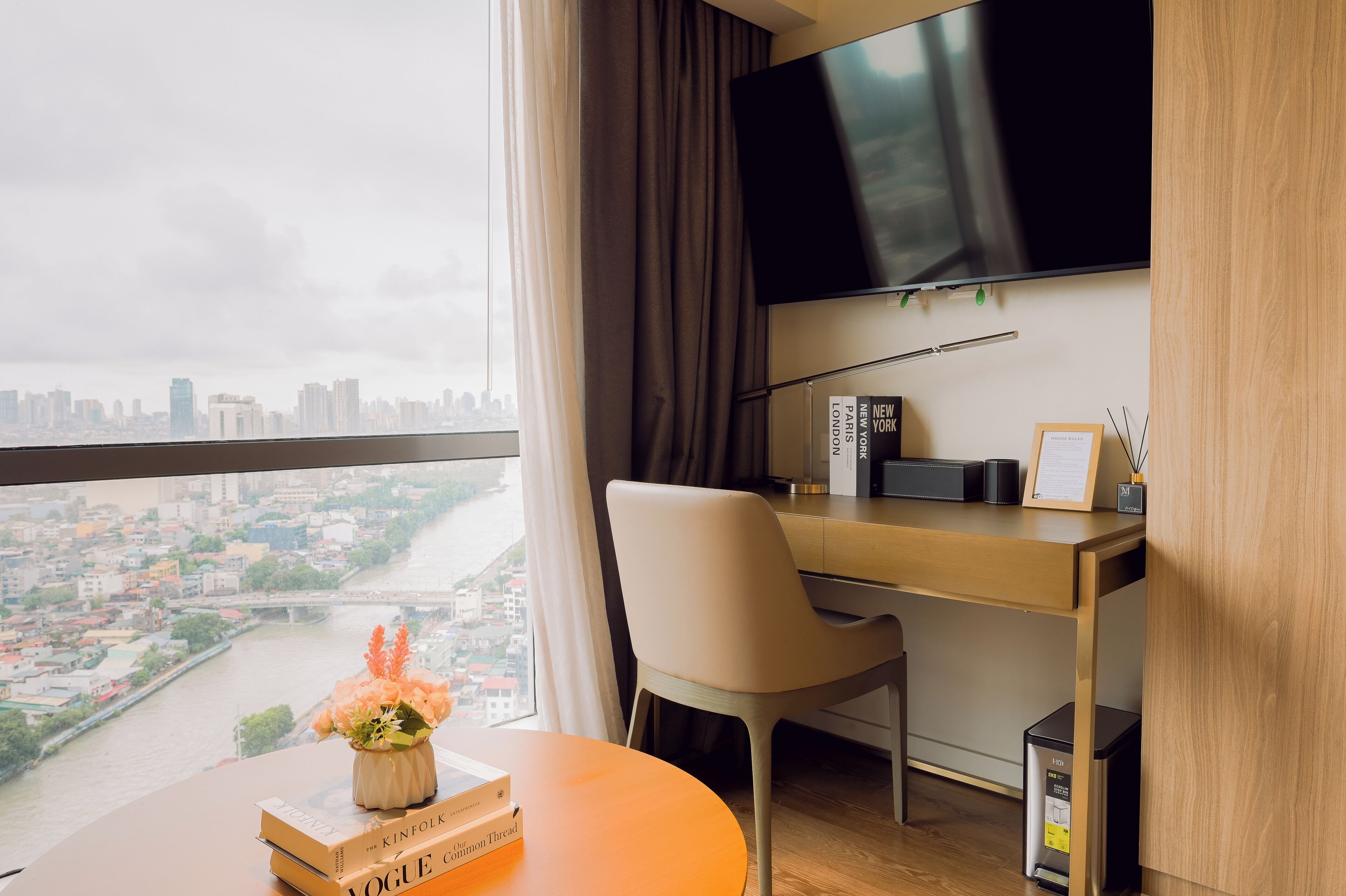 Suite, 1 King Bed, River View | Living area