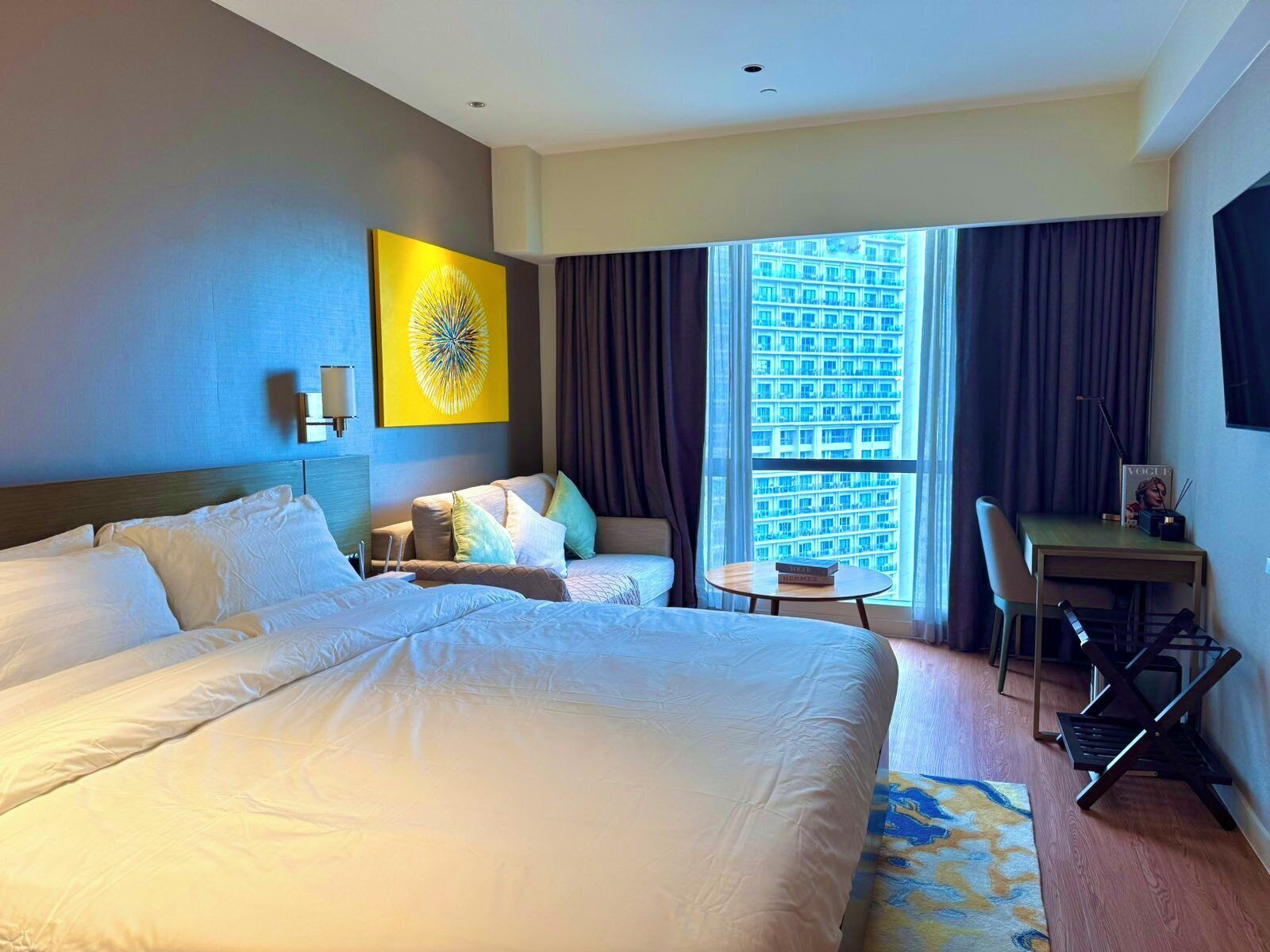 Svit City | Värdeförvaringsskåp på rummet, skrivbord och arbetsyta för laptop