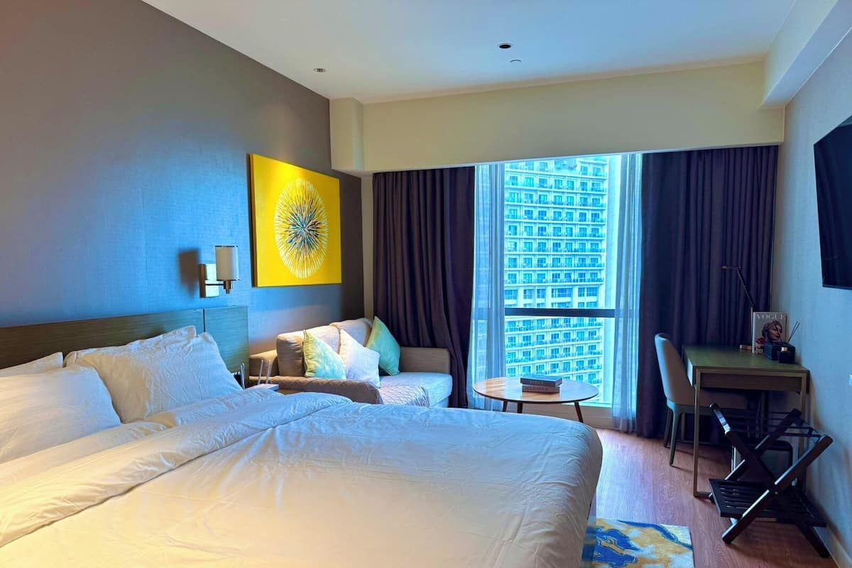 Phòng Suite trung tâm thành phố | Két bảo mật tại phòng, bàn, khu vực làm việc phù hợp cho laptop