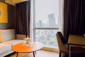 Suite, 1 cama King size, vista al río | Área de sala de estar