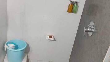 Chuveiro, produtos de toalete grátis, toalhas de banho, sabonete