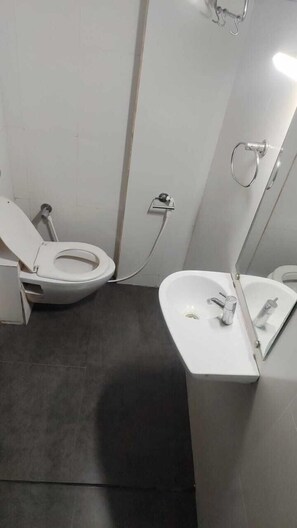 تجهيزات دش، مستلزمات مجانية للعناية الشخصية، مناشف، صابون