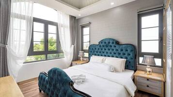 Desk, laptop workspace, free WiFi, bed sheets