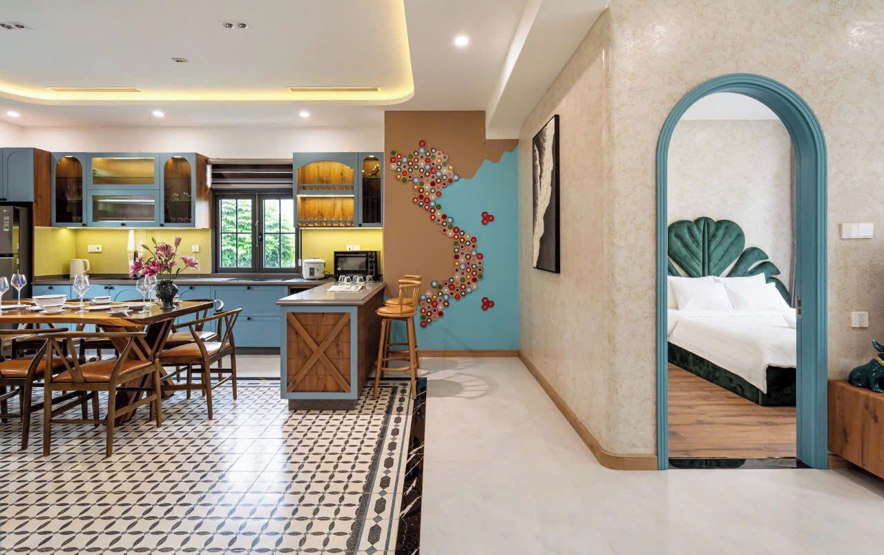 Una cocina moderna con comedor, un amplio ventanal y una obra de arte original en la pared.