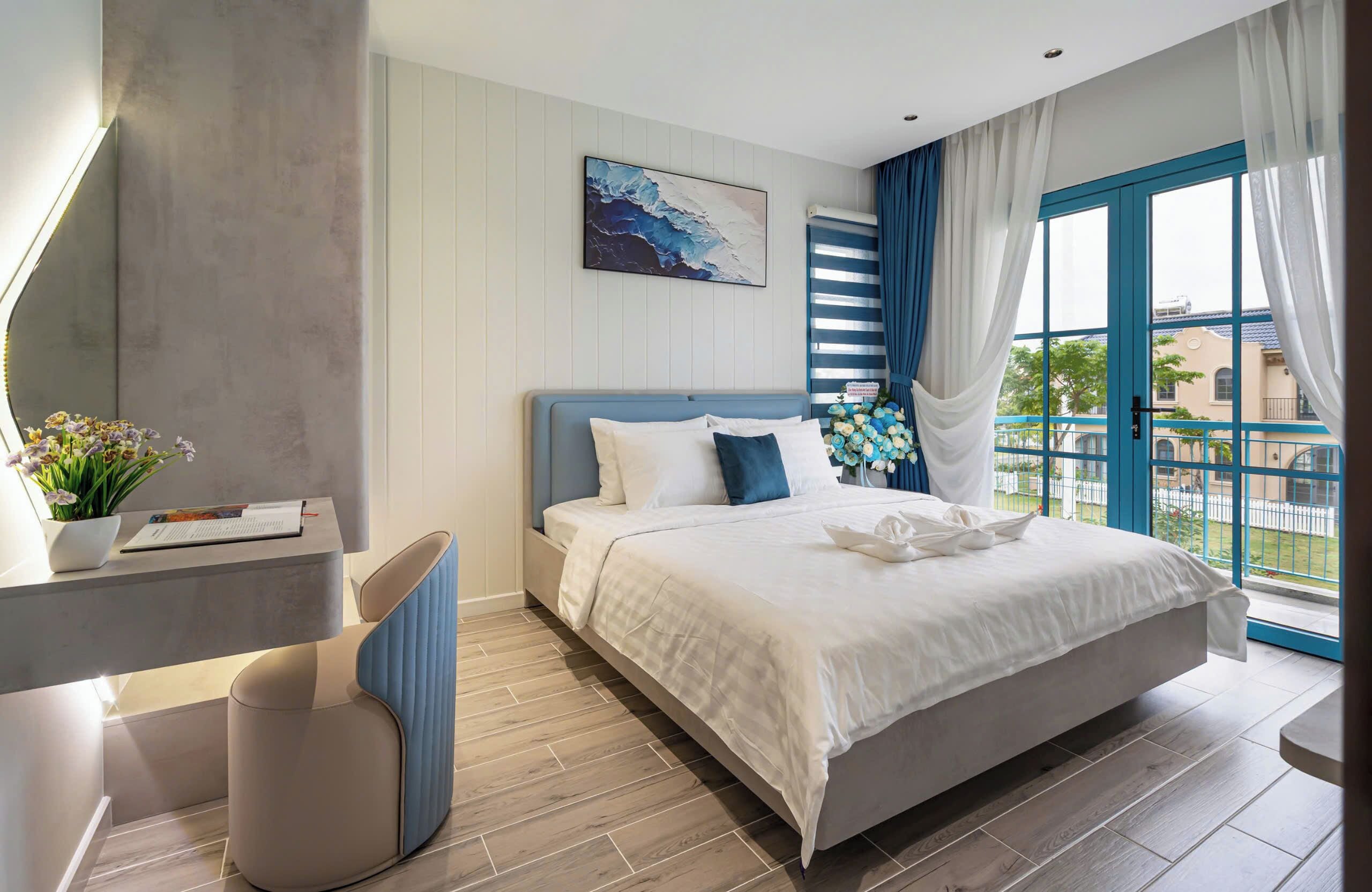 Escritorio, espacio para trabajar con laptop y wifi gratis 