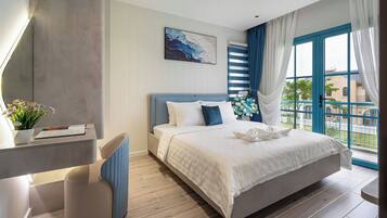 Deluxe Villa, Patio | Desk, laptop workspace, WiFi (free), bed sheets