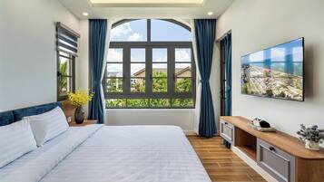 Family Villa | Desk, free WiFi, bed sheets