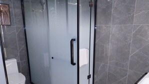 A bathroom with a glass shower enclosure, a toilet, and a bathtub. - Chongqing Justom Hotel Branch 3 (Chongqing)