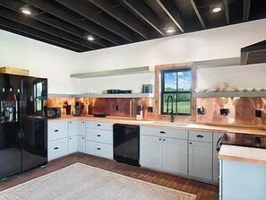 Fridge, microwave, stovetop, dishwasher - The Elysian Retreat S (Granville)