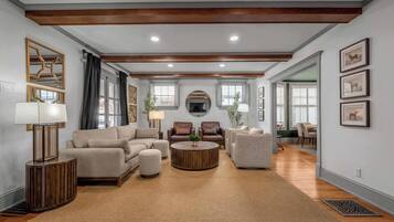 Télévision, chaîne hi-fi, espaces bureaux