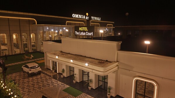 Un hotel llamado "OMNIA BY TIVOLI" con un letrero que indica "HOTEL The Lotus Court".