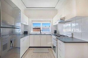 Refrigerador, microondas, horno y parrilla de estufa 