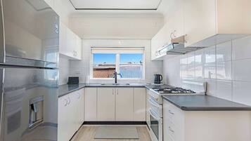 Een koelkast, een microgolfoven, een oven, een kookplaat