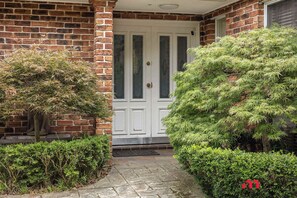 Exterior detail - MetaWise Cozy Family Room4 in Shared Home Free Parking (Castle Hill)