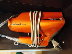 Um secador de cabelo National laranja, modelo EH5441, com cabo e adaptador de energia.