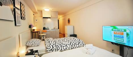 Superior-Zweibettzimmer, Balkon, Stadtblick | Schreibtisch, laptopgeeigneter Arbeitsplatz, Bügeleisen/Bügelbrett