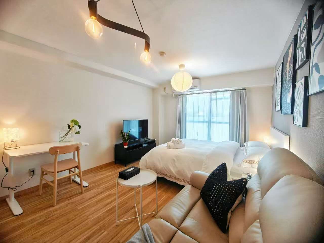 Studio – deluxe, balkong, byutsikt | Skrivebord, skrivebord for bærbar PC og strykejern/-brett