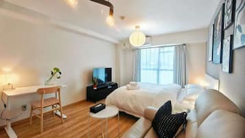 Deluxe Studio, Balcony, City View | Meja, ruang kerja komputer riba, seterika/papan seterika, Wi-fi percuma