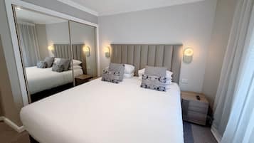 1 habitación, tabla de planchar con plancha, wifi gratis y ropa de cama