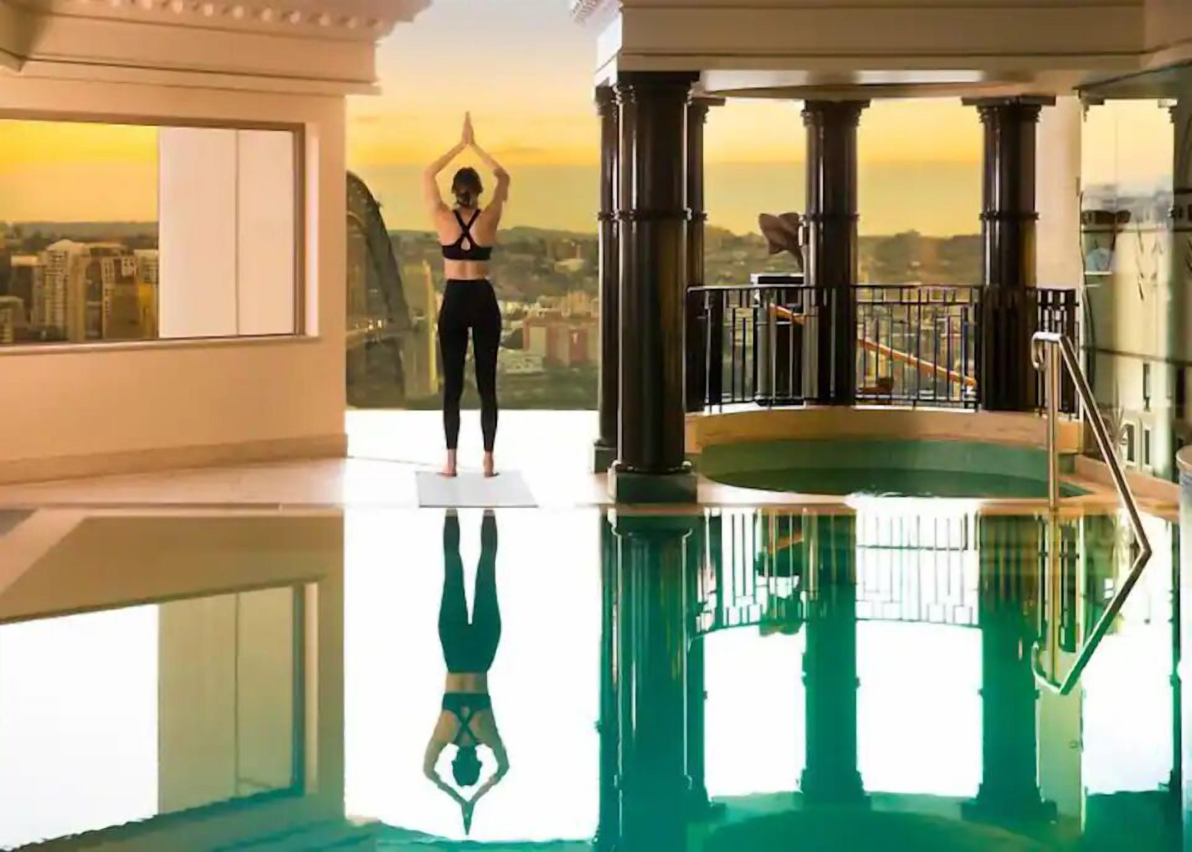 Una piscina techada, una piscina climatizada