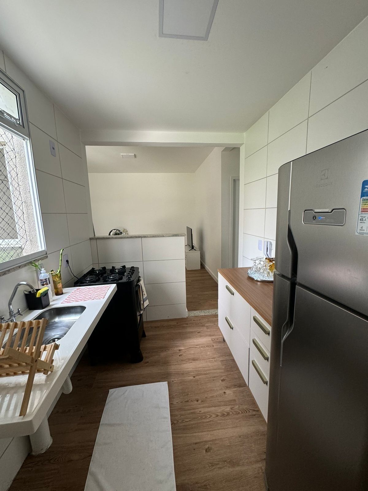 Een koelkast, een oven, een kookplaat, een blender