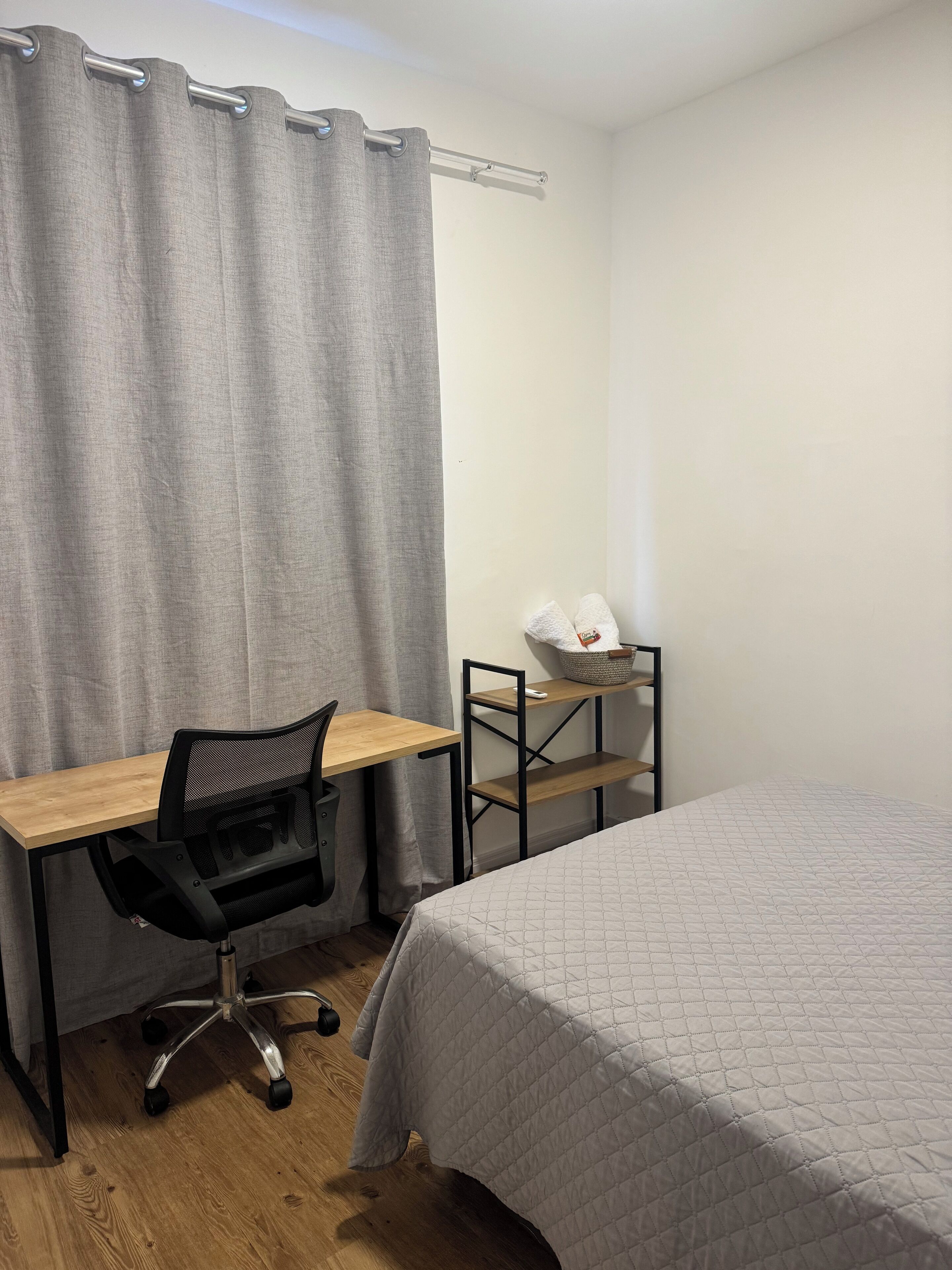 Bureau, fer et planche à repasser, Wi-Fi gratuit, draps fournis