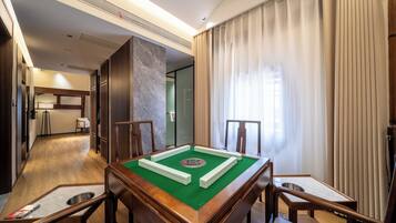 Suite de diseño, vistas al patio | Ropa de cama de alta calidad, edredones de plumas, decoración individual