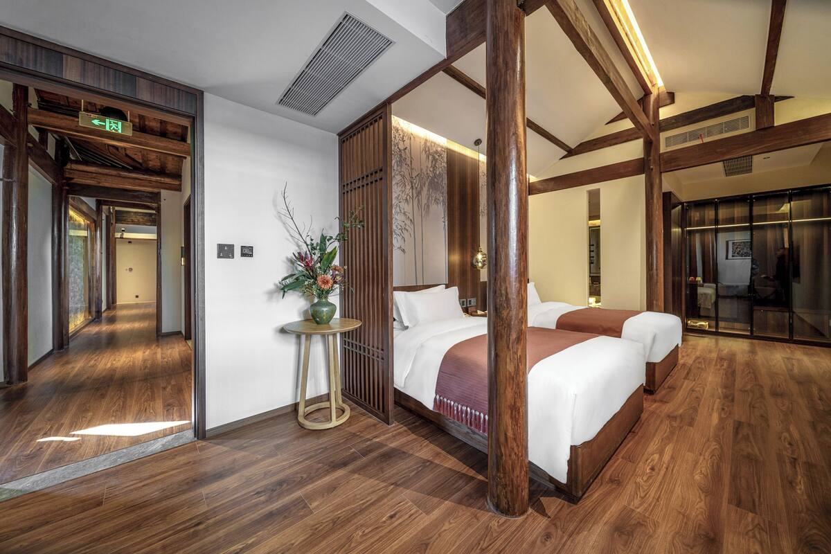 Classic-Zimmer, Blick auf den Innenhof | Hochwertige Bettwaren, Daunenbettdecken, individuell dekoriert