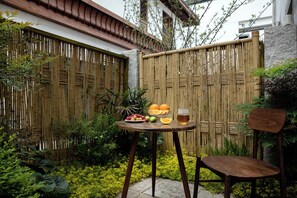 Perhesviitti, näköala pihalle | Ylelliset vuodevaatteet, untuvapeitot, yksilöllisesti sisustettu