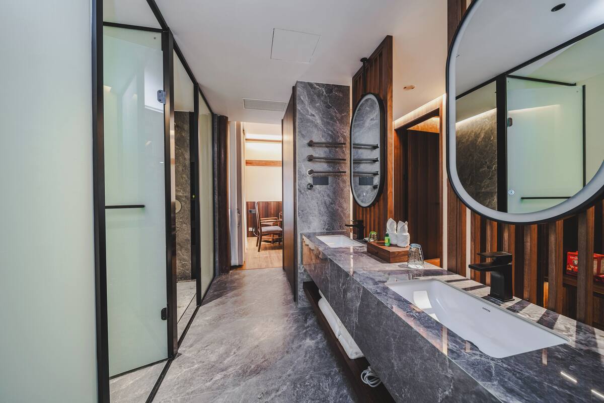 Design-Suite, Blick auf den Innenhof | Hochwertige Bettwaren, Daunenbettdecken, individuell dekoriert