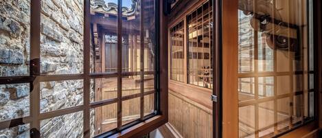 Suite Familiale, vue cour intérieure | Literie de qualité supérieure, couette en duvet d'oie