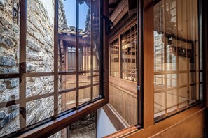 Suite familiar, vistas al patio | Ropa de cama de alta calidad, edredones de plumas, decoración individual