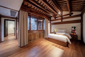 Suite familiar, vistas al patio | Ropa de cama de alta calidad, edredones de plumas, decoración individual