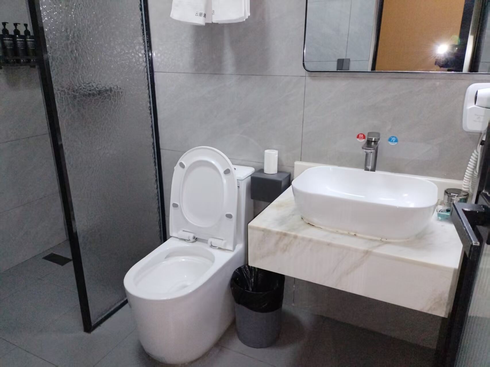 Phòng đôi tiện nghi đơn giản, quang cảnh thành phố | Chậu rửa trong phòng tắm