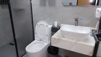 Dobbeltrom – comfort, byutsikt | Vask på badet