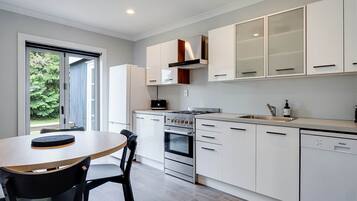 Fridge, oven, stovetop, dishwasher