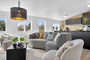 TV - Perfectly Situated: Downtown Luxury Loft (Reykjavík)