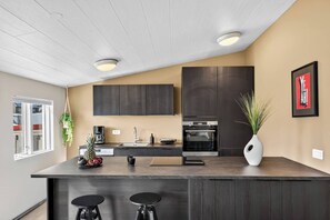 Fridge, microwave, oven, stovetop - Perfectly Situated: Downtown Luxury Loft (Reykjavík)