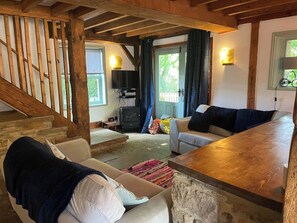 House, 1 Bedroom, Smoking, Balcony | Living room | Books - 🌿 Quaint Country Cottage With Valley Views, Dog-friendly & Horse-friendly (Blaydon on Tyne)