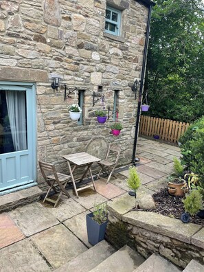 Outdoor dining - 🌿 Quaint Country Cottage With Valley Views, Dog-friendly & Horse-friendly (Blaydon on Tyne)