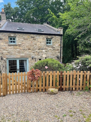 Exterior - 🌿 Quaint Country Cottage With Valley Views, Dog-friendly & Horse-friendly (Blaydon on Tyne)