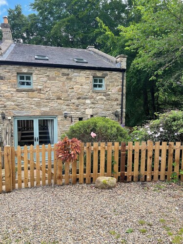 🌿 Quaint Country Cottage With Valley Views, Dog-friendly & Horse-friendly